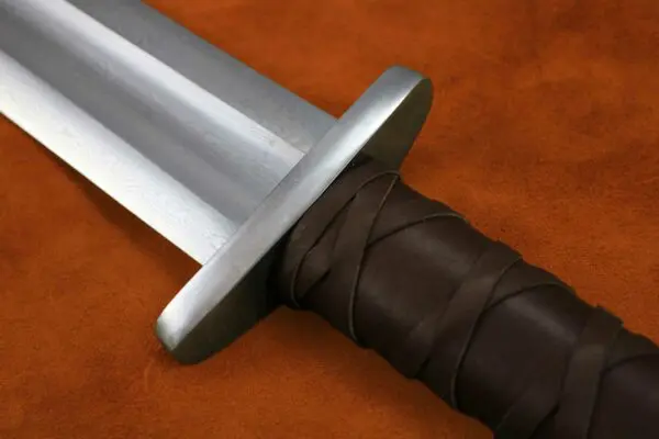 guardlan-two-handed-viking-sword-medieval-weapon-darksword-armory-6