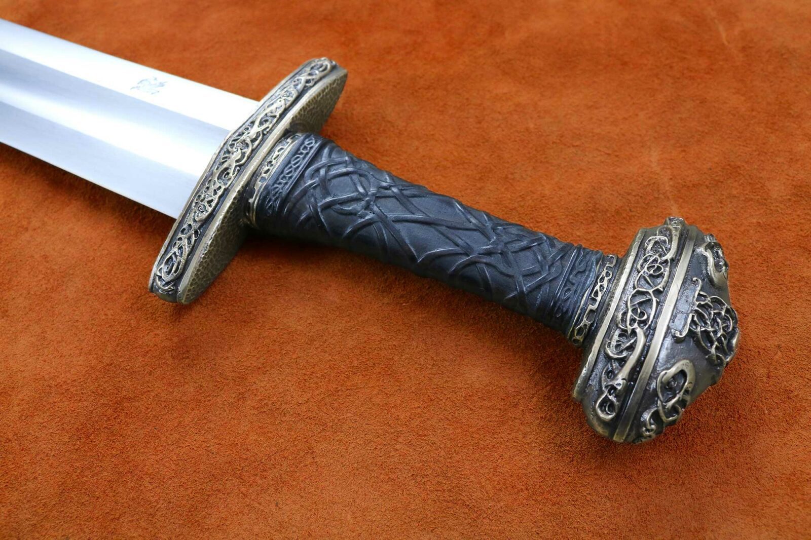 Purchase the Viking Sword: The Einar from darksword-armory.com