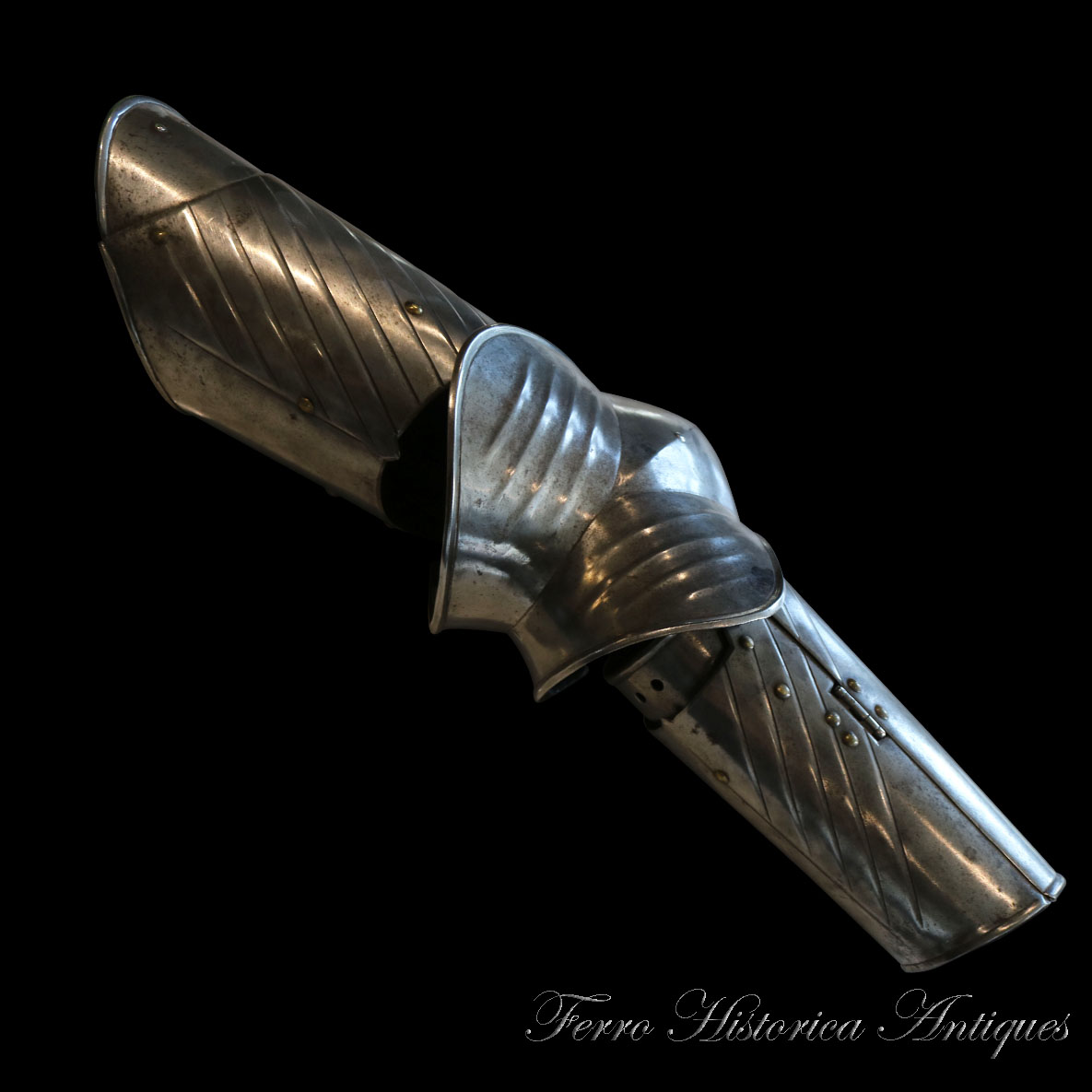 https://www.darksword-armory.com/wp-content/uploads/2022/01/victorian-armor-vambrace-88114-5.jpg