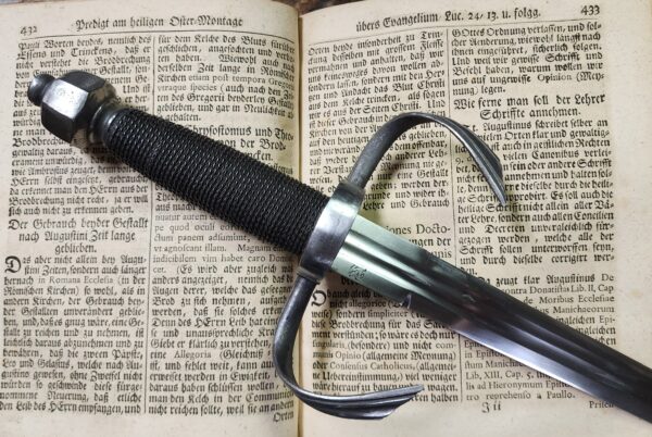 https://www.darksword-armory.com/wp-content/uploads/2023/03/1823-main-gauche-german-parrying-dagger-600x402.jpg